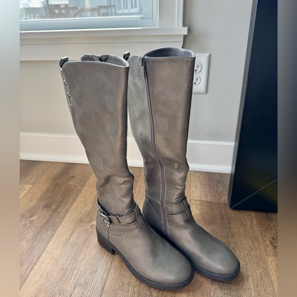 DREAM PAIRS Women's Grey Knee High Buckle Riding Boots - Picture 5 of 6